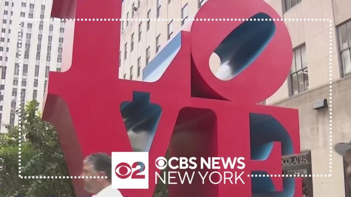 “love Statue” Returns To Rockefeller Center